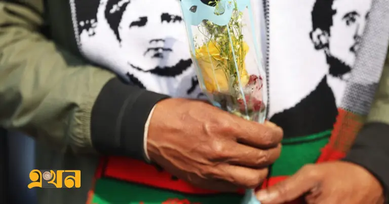 ফুল হাতে শ্রদ্ধা জানাতে আসছেন সাধারণ মানুষ